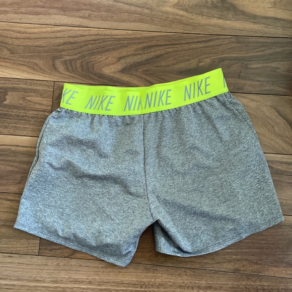 Nike short XL (junior girl) - Picture 2 of 3